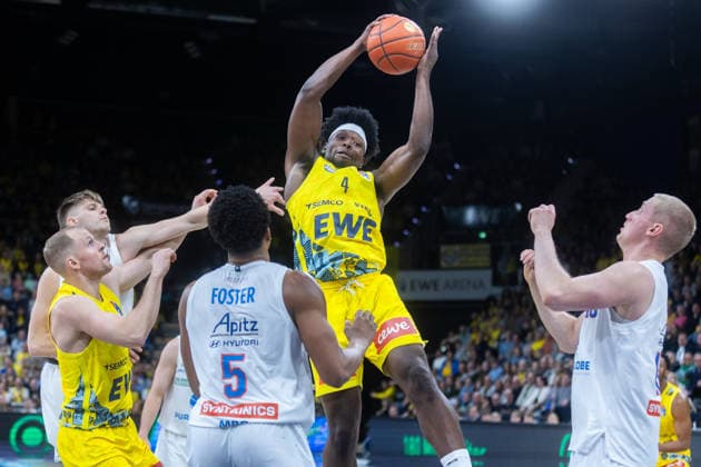 Oldenburg, Lower Saxony, DEU, 10 01 2026, Brian Fobbs center, EWE Baskets Oldenburg , Collin Welp right, Syntainics MBC , Marcus Foster Syntainics MBC EWE Baskets Oldenburg vs Syntainics MBC Basketball 1 Basketball Bundesliga Season 2025 2026, 15 Matchday, Grosse EWE Arena EWE Baskets Oldenburg vs Syntainics MBC