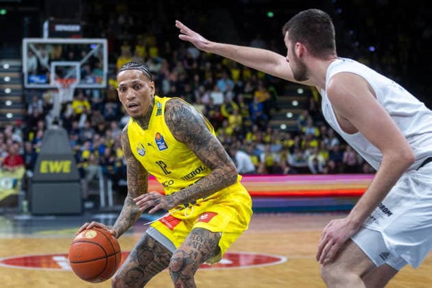 Oldenburg, Lower Saxony, DEU, 10 01 2026, Michale Kyser left, EWE Baskets Oldenburg and Kresimir Nikic right, Syntainics MBC EWE Baskets Oldenburg vs Syntainics MBC Basketball 1 Basketball Bundesliga Season 2025 2026, Matchday 15, Grosse EWE Arena EWE Baskets Oldenburg vs Syntainics MBC