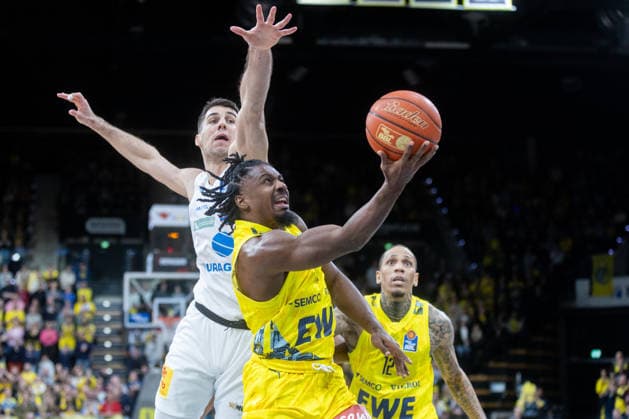 Oldenburg, Lower Saxony, DEU, 10 01 2026, Christopher Clemons center, EWE Baskets Oldenburg , Jure Planinic left, Syntainics MBC and Michale Kyser right, EWE Baskets Oldenburg EWE Baskets Oldenburg vs Syntainics MBC Basketball 1 Basketball Bundesliga Season 2025 2026, 15 Matchday, Grosse EWE Arena EWE Baskets Oldenburg vs Syntainics MBC