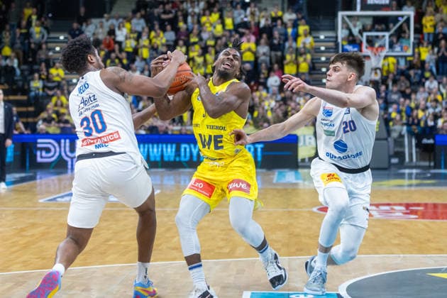 Oldenburg, Lower Saxony, DEU, 10 01 2026, Christopher Clemons center, EWE Baskets Oldenburg , Stephon Jelks left, Syntainics MBC and Perttu Blomgren left, Syntainics MBC EWE Baskets Oldenburg vs Syntainics MBC Basketball 1 Basketball Bundesliga Season 2025 2026, Matchday 15, Grosse EWE Arena EWE Baskets Oldenburg vs Syntainics MBC