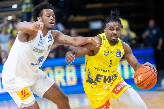 Oldenburg, Lower Saxony, DEU, 10 01 2026, Moritz Heck right, Syntainics MBC and Stephon Jelks left, Syntainics MBC EWE Baskets Oldenburg vs Syntainics MBC Basketball 1 Basketball Bundesliga Season 2025 2026, Matchday 15, Grosse EWE Arena EWE Baskets Oldenburg vs Syntainics MBC