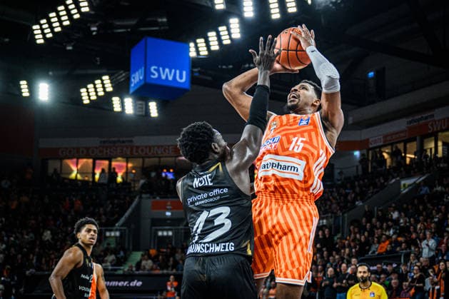 Neu Ulm, Germany, 10 01 26 Barra Njie Basketball Loewen Braunschweig and Justin Simon ratiopharm ulm battle for the ball during the Basketball Bundesliga match between ratiopharm ulm vs Basketball Loewen Braunschweig at ratiopharm Arena on January 10, 2026 in Neu Ulm, Germany Photo by Harry Langer DeFodi Images ratiopharm Arena, Germany, 10 01 26 Barra Njie Basketball Loewen Braunschweig and Justin Simon ratiopharm ulm battle for the ball during the Basketball Bundesliga match between ratiopharm ulm vs Basketball Loewen Braunschweig at Neu Ulm on January 10, 2026 in ratiopharm Arena, Germany Photo by Harry Langer DeFodi Images Photo by Harry Langer DeFodi Images