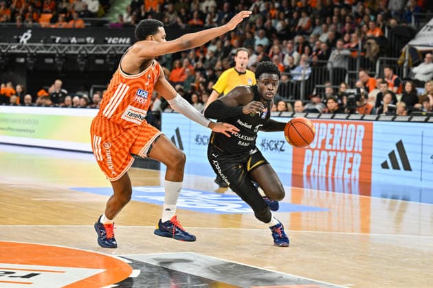 easyCredit BBL ratiopharm Ulm Basketball Löwen Braunschweig, 10 01 2026 ULM, GERMANY 10 JANUARY in the duel Justin SIMON ratiopharm Ulm 15 and Philipp HARTWICH Basketball Löwen Braunschweig 15 during the match between Ratiopharm Ulm and Basketball Löwen Braunschweig on matchday 15 of the easyCredit BBL at the Ratiopharm Arena Copyright: xBEAUTIFULxSPORTS Goldbergx