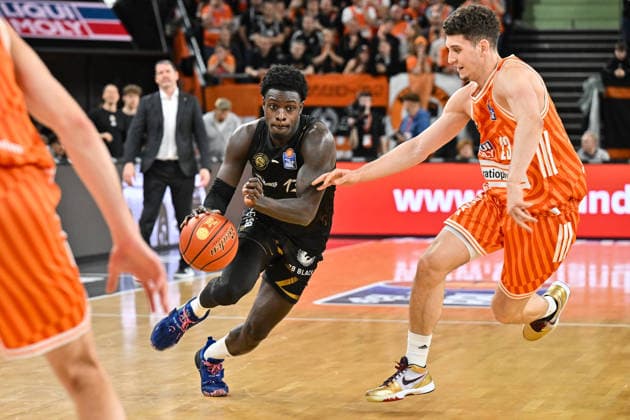 easyCredit BBL ratiopharm Ulm Basketball Löwen Braunschweig, 10 01 2026 ULM, GERMANY 10 JANUARY in the duel Barra NJIE Basketball Löwen Braunschweig 13 and Diego GARAVAGLIA ratiopharm Ulm 23 during the match between Ratiopharm Ulm and Basketball Löwen Braunschweig on matchday 15 of the easyCredit BBL at Ratiopharm Arena Copyright: xBEAUTIFULxSPORTS Goldbergx