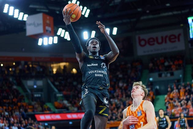 Basket Barra Njie Basketball Loewen Braunschweig, 13 , Tobias Jensen ratiopharm ulm, 07 watches GER, ratiopharm ulm vs Basketball Loewen Braunschweig, Basketball, Matchday 15, EasyCredit Bundesliga, Season 2025 2026, 10 01 2026 GER, ratiopharm ulm vs Basketball Loewen Braunschweig, Basketball, Matchday 15, EasyCredit Bundesliga, Season 2025 2026, 10 01 2026 New Ulm Copyright: xEibner-Pressefoto GeraldxOelze-dexStoppanyx EP_ODS