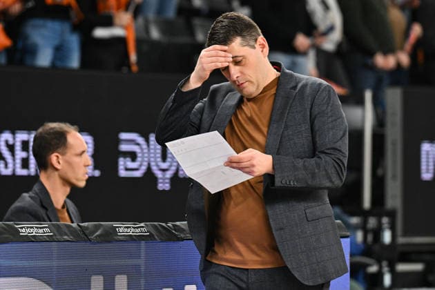 easyCredit BBL ratiopharm Ulm Basketball Löwen Braunschweig, 10 01 2026 ULM, GERMANY 10 JANUARY in the picture Konstantino PAPZOGLOU Headcoch Basketball Löwen Braunschweig single photo free pose during the match between Ratiopharm Ulm and Basketball Löwen Braunschweig on matchday 15 of the easyCredit BBL at the Ratiopharm Arena Copyright: xBEAUTIFULxSPORTS Goldbergx