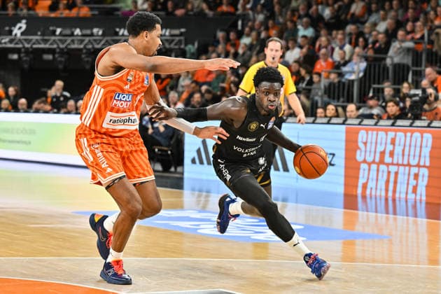 easyCredit BBL ratiopharm Ulm Basketball Löwen Braunschweig, 10 01 2026 ULM, GERMANY 10 JANUARY in the duel Justin SIMON ratiopharm Ulm 15 and Philipp HARTWICH Basketball Löwen Braunschweig 15 during the match between Ratiopharm Ulm and Basketball Löwen Braunschweig on matchday 15 of the easyCredit BBL at the Ratiopharm Arena Copyright: xBEAUTIFULxSPORTS Goldbergx