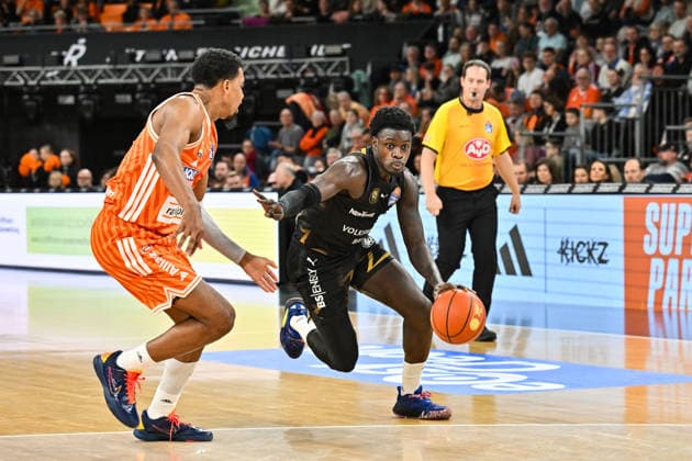 easyCredit BBL ratiopharm Ulm Basketball Löwen Braunschweig, 10 01 2026 ULM, GERMANY 10 JANUARY in the duel Justin SIMON ratiopharm Ulm 15 and Philipp HARTWICH Basketball Löwen Braunschweig 15 during the match between Ratiopharm Ulm and Basketball Löwen Braunschweig on matchday 15 of the easyCredit BBL at the Ratiopharm Arena Copyright: xBEAUTIFULxSPORTS Goldbergx