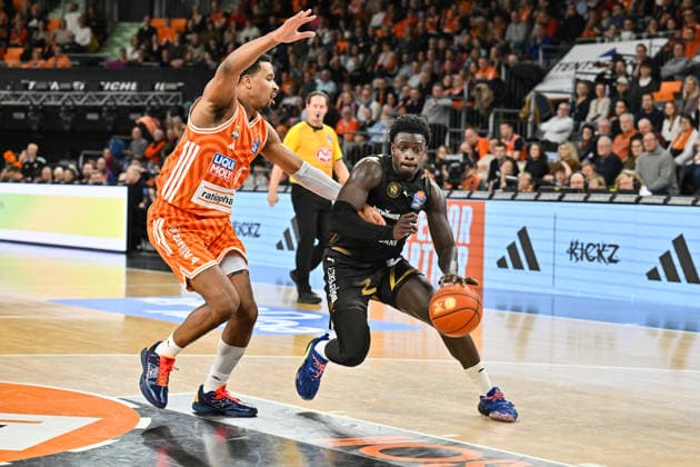 easyCredit BBL ratiopharm Ulm Basketball Löwen Braunschweig, 10 01 2026 ULM, GERMANY 10 JANUARY in the duel Justin SIMON ratiopharm Ulm 15 and Philipp HARTWICH Basketball Löwen Braunschweig 15 during the match between Ratiopharm Ulm and Basketball Löwen Braunschweig on matchday 15 of the easyCredit BBL at the Ratiopharm Arena Copyright: xBEAUTIFULxSPORTS Goldbergx