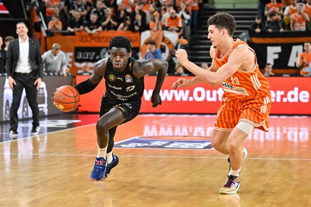 easyCredit BBL ratiopharm Ulm Basketball Löwen Braunschweig, 10 01 2026 ULM, GERMANY 10 JANUARY in the duel Barra NJIE Basketball Löwen Braunschweig 13 and Diego GARAVAGLIA ratiopharm Ulm 23 during the match between Ratiopharm Ulm and Basketball Löwen Braunschweig on matchday 15 of the easyCredit BBL at Ratiopharm Arena Copyright: xBEAUTIFULxSPORTS Goldbergx