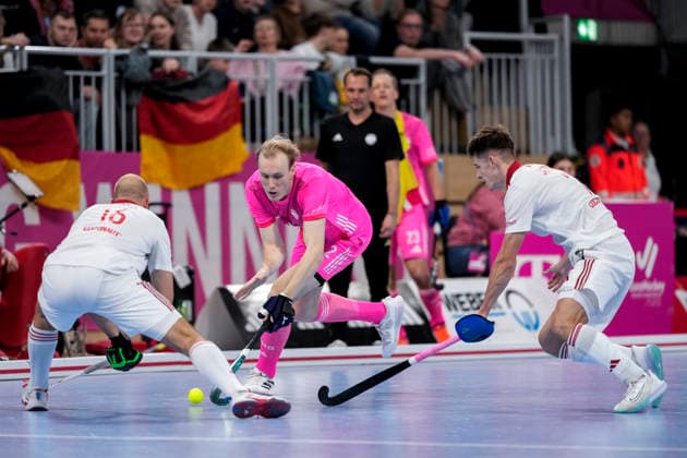 v.li.: Jakub Janicki (Poland, 16), Nik David Kerner (Germany, 22), Gracjan Jarzynski (Poland, 7), Zweikampf, Spielszene, Duell, duel, tackle, tackling, Dynamik, Action, Aktion, 10.01.2026, Heidelberg (Deutschland), Hallenhockey, Europameisterschaft, Halbfinale, Herren, Deutschland - Polen *** v li Jakub Janicki Poland, 16 , Nik David Kerner Germany, 22 , Gracjan Jarzynski Poland, 7 , duel, duel scene, duel, tackle, tackling, dynamics, action, action, 10 01 2026, Heidelberg Germany , indoor field hockey, European Championship, semi-final, men, Germany Poland xozx