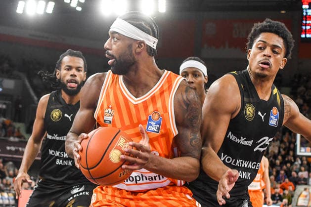 GER, BBL, ratiopharm Ulm vs Basketball Löwen Braunschweig 10 01 2026, ratiopharm arena, Neu Ulm, GER, BBL, ratiopharm Ulm vs Basketball Löwen Braunschweig, pictured Malik Osborne Ulm, 10 after rebound under pressure, Grant Sherfield Braunschweig, 25 nordphotoxGmbHx xHafner nph00200