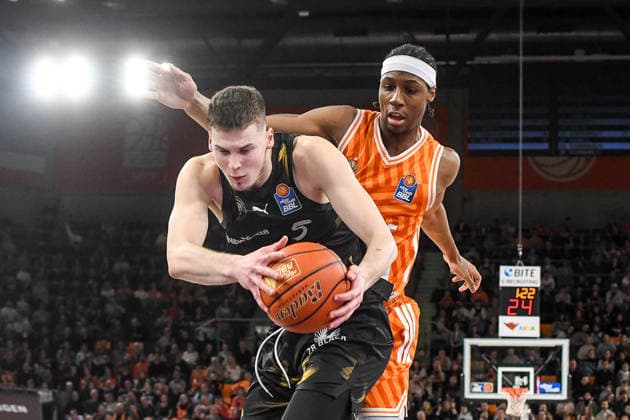 GER, BBL, ratiopharm Ulm vs Basketball Löwen Braunschweig 10 01 2026, ratiopharm arena, Neu Ulm, GER, BBL, ratiopharm Ulm vs Basketball Löwen Braunschweig, pictured Luka Scuka Braunschweig, 5 , Mohamed Diakite Ulm, 5 nordphotoxGmbHx xHafner nph00200