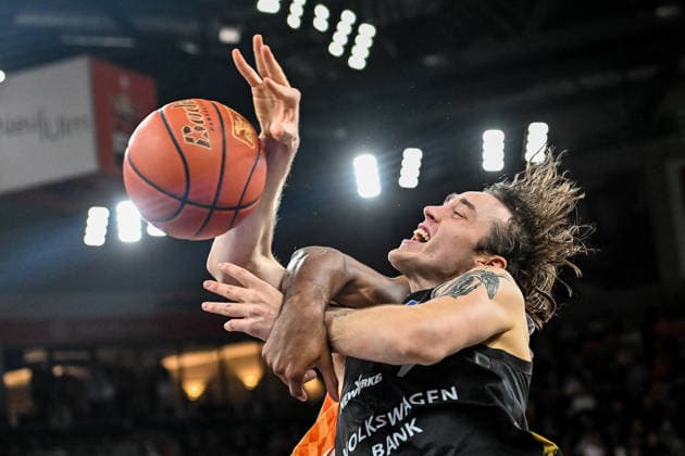 GER, BBL, ratiopharm Ulm vs Basketball Löwen Braunschweig 10 01 2026, ratiopharm arena, Neu Ulm, GER, BBL, ratiopharm Ulm vs Basketball Löwen Braunschweig, in the picture foul by Justin Simon Ulm, 15 on Benjamin Schröder Schroeder Braunschweig, 2 nordphotoxGmbHx xHafner nph00200