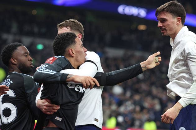 Tottenham gegen Aston Villa 10. Januar 2026, London Emirates FA Cup, Dritte Runde Tottenham Hotspur gegen Aston Villa Morgan Rogers von Aston Villa wird von Micky van de Ven von Tottenham Hotspur zurückgehalten, als er in einen heftigen Streit mit Joao Palhinha gerät Foto Charlotte Wilson Offside London UK  Copyright: xCharlottexWilsonx xOffsidexOffside