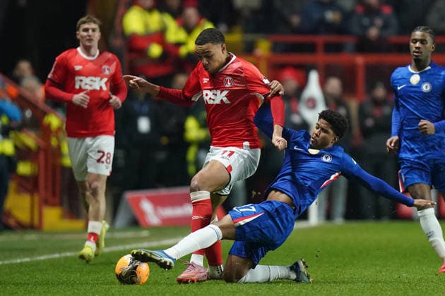 Charlton Athletic v Chelsea, Emirates FA Cup Miles Leaburn of Charlton Athletic under pressure from Andrey Santos of Chelsea during the Charlton Athletic v Chelsea Emirates FA Cup Third Round match at The Valley, London, England on 10 January 2026 Credit: Dylan Hepworth Every Second Media Editorial use only. All images are copyright Every Second Media Limited. No images may be reproduced without prior permission. All rights reserved. Premier League and Football League images are subject to licensing agreements with Football DataCo Limited. see https: www.football-dataco.com Copyright: xIMAGO EveryxSecondxMediax ESM-1744-0035 DylanxHepworthx xEveryxSecondxMediax