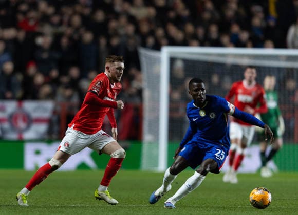 Charlton Athletic v Chelsea Emirates FA Cup Sonny Carey of Charlton Athletic battles for the ball with MoisÃ s Caicedo of Chelsea during the Emirates FA Cup Third Round match at The Valley, London 10 01 2026 UK Newspapers OUT Copyright: xBenxPetersx FIL-22760-0104