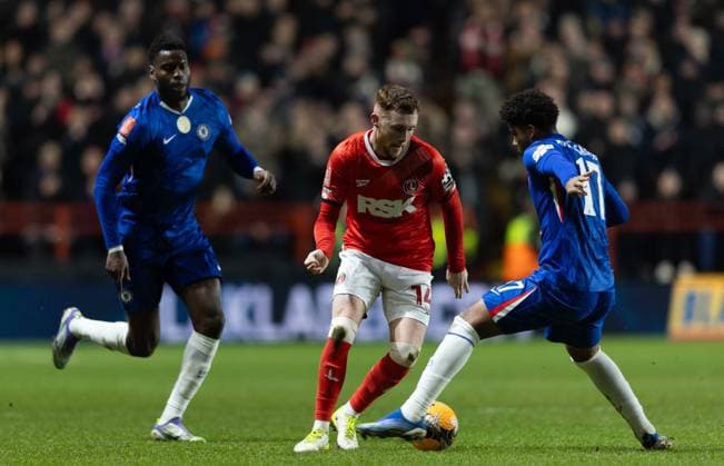 Charlton Athletic v Chelsea Emirates FA Cup Sonny Carey of Charlton Athletic nut megs Andrey Santos of Chelsea during the Emirates FA Cup Third Round match at The Valley, London 10 01 2026 UK Newspapers OUT Copyright: xBenxPetersx FIL-22760-0109