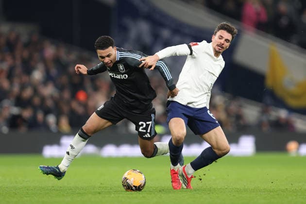 Tottenham gegen Aston Villa 10. Januar 2026, London Emirates FA Cup, Dritte Runde Tottenham Hotspur gegen Aston Villa Morgan Rogers von Aston Villa und Joao Palhinha von Tottenham Hotspur Foto Charlotte Wilson Abseits London UK  Copyright: xCharlottexWilsonx xOffsidexOffside