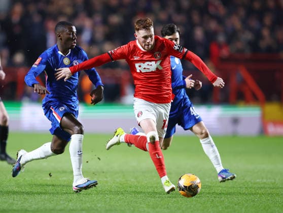 London, England, 10th January 2026. Sonny Carey of Charlton Athletic moves. Ahead of Moises Caicedo of Chelsea (l) during the Charlton Athletic vs Chelsea FA Cup match at The Valley, London. Picture credit should read: Paul Terry Sportimage EDITORIAL USE ONLY. No use with unauthorised audio, video, data, fixture lists, club league logos or live services. Online in-match use limited to 120 images, no video emulation. No use in betting, games or single club league player publications. SPI_029_PT_Charlton_Chelsea SPI-4443-0029