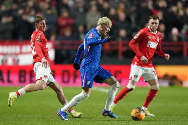 Charlton Athletic v Chelsea, Emirates FA Cup Alejandro Garnacho of Chelsea under pressure from Sonny Carey of Charlton Athletic and Karoy Anderson of Charlton Athletic during the Charlton Athletic v Chelsea Emirates FA Cup Third Round match at The Valley, London, England on 10 January 2026 Credit: Dylan Hepworth Every Second Media Editorial use only. All images are copyright Every Second Media Limited. No images may be reproduced without prior permission. All rights reserved. Premier League and Football League images are subject to licensing agreements with Football DataCo Limited. see https: www.football-dataco.com Copyright: xIMAGO EveryxSecondxMediax ESM-1744-0046 DylanxHepworthx xEveryxSecondxMediax