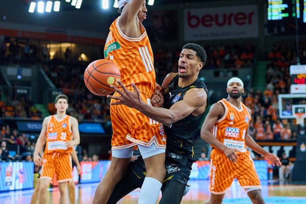 duel, duel between Mohamed Diakite ratiopharm ulm, 05 and David N Guessan Basketball Loewen Braunschweig, 01 GER, ratiopharm ulm vs Basketball Loewen Braunschweig, Basketball, Matchday 15, EasyCredit Bundesliga, Season 2025 2026, 10 01 2026 GER, ratiopharm ulm vs Basketball Loewen Braunschweig, Basketball, Matchday 15, EasyCredit Bundesliga, Season 2025 2026, 10 01 2026 New Ulm Copyright: xEibner-Pressefoto GeraldxOelze-dexStoppanyx EP_ODS