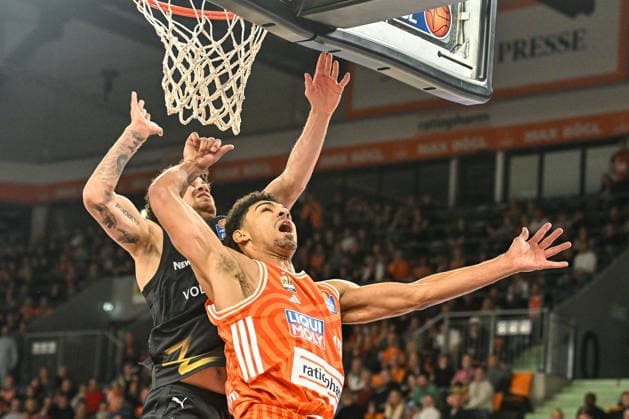 GER, BBL, ratiopharm Ulm vs Basketball Löwen Braunschweig 10 01 2026, ratiopharm arena, Neu Ulm, GER, BBL, ratiopharm Ulm vs Basketball Löwen Braunschweig, pictured Joshua Obiesie Braunschweig, 8 prevents Mark Smith Ulm, 13 from scoring nordphotoxGmbHx xHafner nph00200