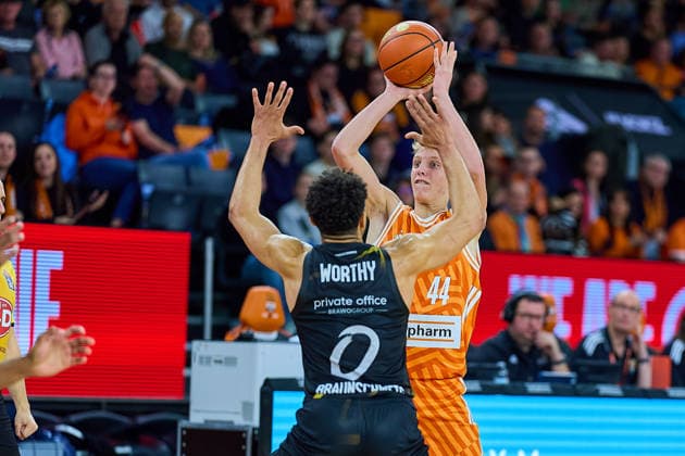 Adrian Worthy Basketball Loewen Braunschweig, 00 , Teo Milicic ratiopharm ulm, 44 GER, ratiopharm ulm vs Basketball Loewen Braunschweig, Basketball, 15 Matchday, EasyCredit Bundesliga, Season 2025 2026, 10 01 2026 GER, ratiopharm ulm vs Basketball Loewen Braunschweig, Basketball, 15 Matchday, EasyCredit Bundesliga, Season 2025 2026, 10 01 2026 New Ulm Copyright: xEibner-Pressefoto GeraldxOelze-dexStoppanyx EP_ODS