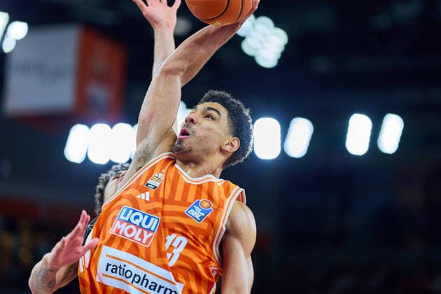 duel, duel between Joshua Obiesie Basketball Loewen Braunschweig, 08 and Mark Smith ratiopharm ulm, 13 GER, ratiopharm ulm vs Basketball Loewen Braunschweig, Basketball, Matchday 15, EasyCredit Bundesliga, Season 2025 2026, 10 01 2026 GER, ratiopharm ulm vs Basketball Loewen Braunschweig, Basketball, Matchday 15, EasyCredit Bundesliga, Season 2025 2026, 10 01 2026 Neu Ulm Copyright: xEibner-Pressefoto GeraldxOelze-dexStoppanyx EP_ODS