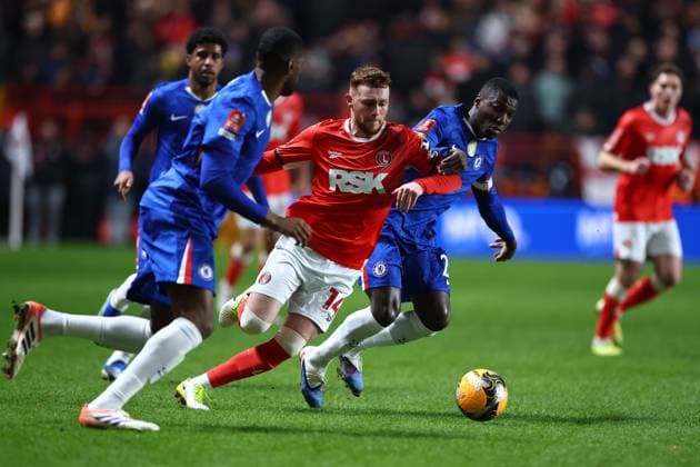 Sonny Carey of Charlton Athletic under pressure from Moises Caicedo of Chelsea and Tosin Adarabioyo of Chelsea Charlton Athletic v Chelsea, Emirates FA Cup, Third Round, Football, The Valley, London, UK - 10 Jan 2026London The Valley United Kingdom EDITORIAL USE ONLY No use with unauthorised audio, video, data, fixture lists, club league logos or live services. Online in-match use limited to 120 images, no video emulation. No use in betting, games or single club league player publications.  Copyright: xSimonxDael Shutterstockx 16246325ao