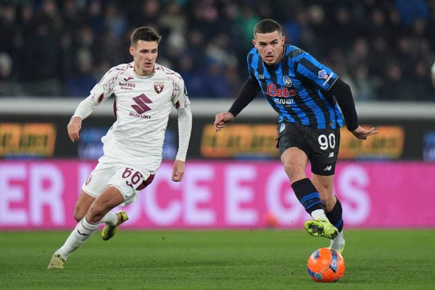 Torino™s Gvidas Gineitis fights for the ball with Nikola Krstovic during the Serie A soccer match between Atalanta and Torino at the New Balance Stadium in Bergamo , north Italy - Saturday , January 10 , 2026. - Soccer .  Copyright: xSpada LaPressex