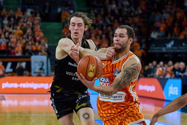 duel, duel between Benny Schroeder Basketball Loewen Braunschweig, 02 and Christopher Ledlum ratiopharm ulm, 04 GER, ratiopharm ulm vs Basketball Loewen Braunschweig, Basketball, Matchday 15, EasyCredit Bundesliga, Season 2025 2026, 10 01 2026 GER, ratiopharm ulm vs Basketball Loewen Braunschweig, Basketball, Matchday 15, EasyCredit Bundesliga, Season 2025 2026, 10 01 2026 Neu Ulm Copyright: xEibner-Pressefoto GeraldxOelze-dexStoppanyx EP_ODS