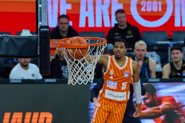 Justin Simon ratiopharm ulm, 15 watches his goal for a three-pointer GER, ratiopharm ulm vs Basketball Loewen Braunschweig, Basketball, Matchday 15, EasyCredit Bundesliga, Season 2025 2026, 10 01 2026 GER, ratiopharm ulm vs Basketball Loewen Braunschweig, Basketball, Matchday 15, EasyCredit Bundesliga, Season 2025 2026, 10 01 2026 New Ulm Copyright: xEibner-Pressefoto GeraldxOelze-dexStoppanyx EP_ODS