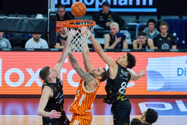 Luka Scuka Basketball Loewen Braunschweig, 05 , Christopher Ledlum ratiopharm ulm, 04 , Joshua Obiesie Basketball Loewen Braunschweig, 08 GER, ratiopharm ulm vs Basketball Loewen Braunschweig, Basketball, 15 Matchday, EasyCredit Bundesliga, Season 2025 2026, 10 01 2026 GER, ratiopharm ulm vs Basketball Loewen Braunschweig, Basketball, 15 Matchday, EasyCredit Bundesliga, Season 2025 2026, 10 01 2026 New Ulm Copyright: xEibner-Pressefoto GeraldxOelze-dexStoppanyx EP_ODS