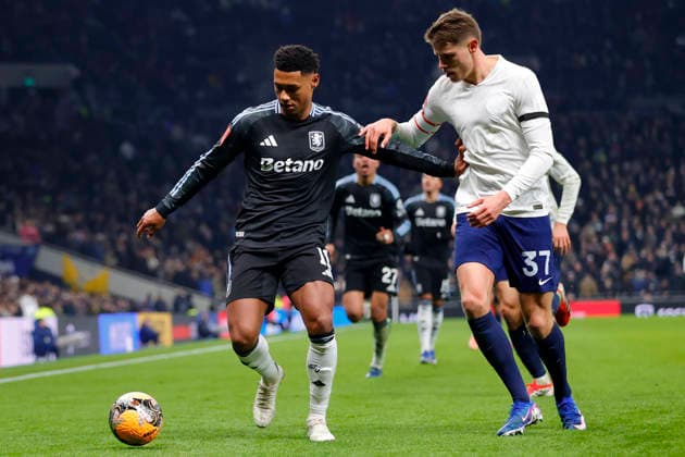 Tottenham Hotspur v Aston Villa, London, UK - 10 Jan 2026 Micky Van de Ven of Tottenham Hotspur battles for the ball with Ollie Watkins of Aston Villa during the FA Cup 3rd round match between Tottenham and Aston Villa at the Tottenham Hotspur Stadium, Tottenham, London on 10 January 2026. London Tottenham Hotspur Stadium London GBR Copyright: xTomxCusden PPAUKx PPA-239969