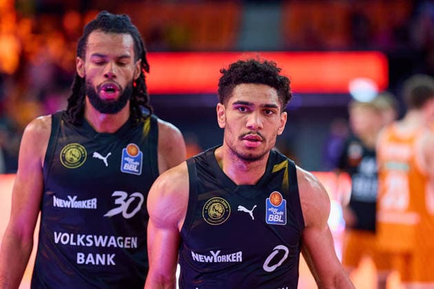 Chip Flanigan Basketball Loewen Braunschweig, 30 , Adrian Worthy Basketball Loewen Braunschweig, 00 disappointed, disappointment after the end of the game GER, ratiopharm ulm vs Basketball Loewen Braunschweig, Basketball, 15 Matchday, EasyCredit Bundesliga, Season 2025 2026, 10 01 2026 GER, ratiopharm ulm vs Basketball Loewen Braunschweig, Basketball, 15 Matchday, EasyCredit Bundesliga, Season 2025 2026, 10 01 2026 Neu Ulm Copyright: xEibner-Pressefoto GeraldxOelze-dexStoppanyx EP_ODS