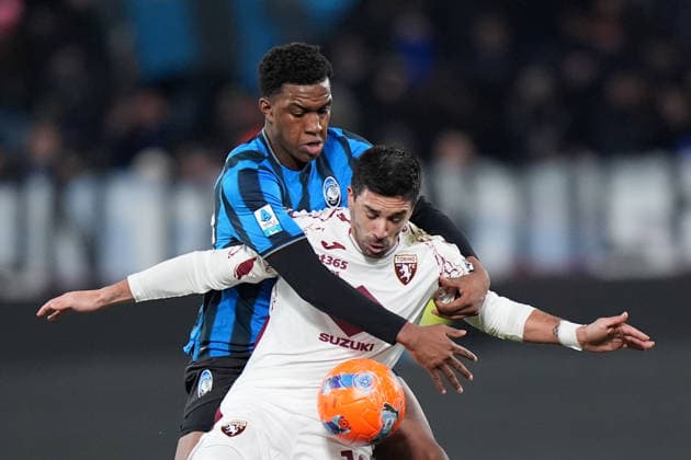 Atalanta s Honest Ahanor fights for the ball with Torino™s Giovanni Simeone during the Serie A soccer match between Atalanta and Torino at the New Balance Stadium in Bergamo , north Italy - Saturday , January 10 , 2026. - Soccer .  Copyright: xSpada LaPressex