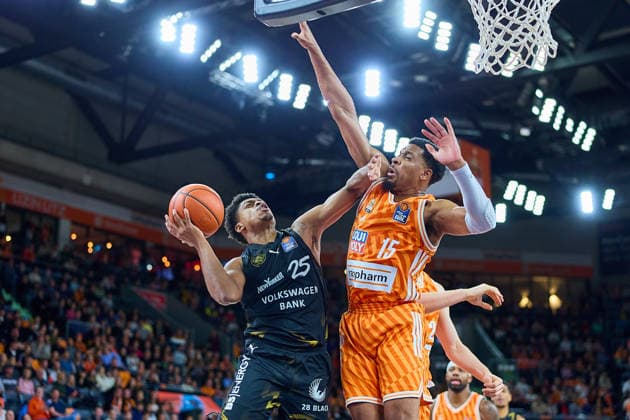 duel, duel between Grant Sherfield Basketball Loewen Braunschweig, 25 and Justin Simon ratiopharm ulm, 15 under the basket GER, ratiopharm ulm vs Basketball Loewen Braunschweig, Basketball, Matchday 15, EasyCredit Bundesliga, Season 2025 2026, 10 01 2026 GER, ratiopharm ulm vs Basketball Loewen Braunschweig, Basketball, Matchday 15, EasyCredit Bundesliga, Season 2025 2026, 10 01 2026 Neu Ulm Copyright: xEibner-Pressefoto GeraldxOelze-dexStoppanyx EP_ODS
