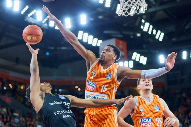 duel, duel between Grant Sherfield Basketball Loewen Braunschweig, 25 and Justin Simon ratiopharm ulm, 15 under the basket GER, ratiopharm ulm vs Basketball Loewen Braunschweig, Basketball, Matchday 15, EasyCredit Bundesliga, Season 2025 2026, 10 01 2026 GER, ratiopharm ulm vs Basketball Loewen Braunschweig, Basketball, Matchday 15, EasyCredit Bundesliga, Season 2025 2026, 10 01 2026 Neu Ulm Copyright: xEibner-Pressefoto GeraldxOelze-dexStoppanyx EP_ODS