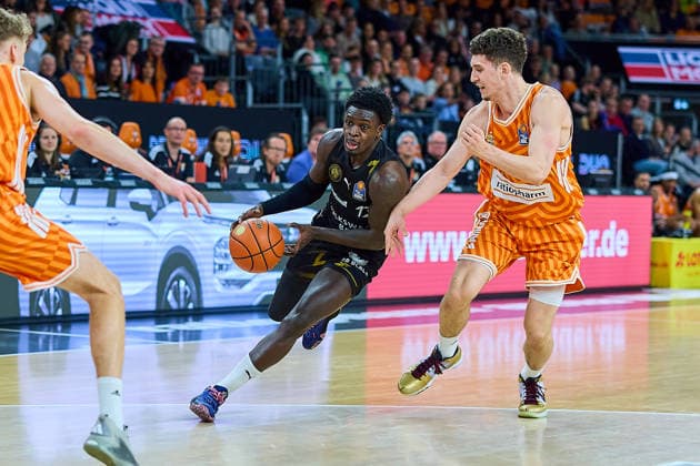 duel, duel between Barra Njie Basketball Loewen Braunschweig, 13 and Diego Garavaglia ratiopharm ulm, 23 GER, ratiopharm ulm vs Basketball Loewen Braunschweig, Basketball, Matchday 15, EasyCredit Bundesliga, Season 2025 2026, 10 01 2026 GER, ratiopharm ulm vs Basketball Loewen Braunschweig, Basketball, Matchday 15, EasyCredit Bundesliga, Season 2025 2026, 10 01 2026 Neu Ulm Copyright: xEibner-Pressefoto GeraldxOelze-dexStoppanyx EP_ODS