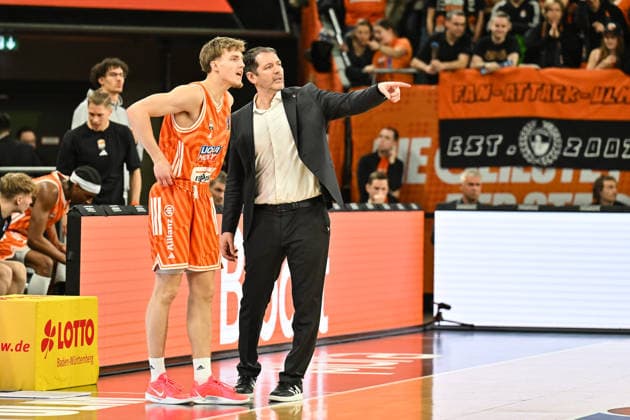 easyCredit BBL ratiopharm Ulm Basketball Löwen Braunschweig, 10 01 2026 ULM, GERMANY 10 JANUARY in conversation Joel CWIK ratiopharm Ulm 3 and Ty HARRELSON coach ratiopharm Ulm during the match between Ratiopharm Ulm and Basketball Löwen Braunschweig on matchday 15 of the easyCredit BBL in the Ratiopharm Arena Copyright: xBEAUTIFULxSPORTS Goldbergx