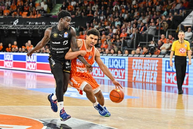 easyCredit BBL ratiopharm Ulm Basketball Löwen Braunschweig, 10 01 2026 ULM, GERMANY 10 JANUARY in the duel Barra NJIE Basketball Löwen Braunschweig 13 and Mark SMITH ratipoharm Ulm 13 during the match between Ratiopharm Ulm and Basketball Löwen Braunschweig on matchday 15 of the easyCredit BBL at the Ratiopharm Arena Copyright: xBEAUTIFULxSPORTS Goldbergx