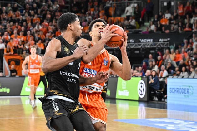 easyCredit BBL ratiopharm Ulm Basketball Löwen Braunschweig, 10 01 2026 ULM, GERMANY 10 JANUARY in the duel David NGUESSAN Basketball Löwen Braunschweig 1 and Mark SMITH ratipoharm Ulm 13 during the match between Ratiopharm Ulm and Basketball Löwen Braunschweig on matchday 15 of the easyCredit BBL at Ratiopharm Arena Copyright: xBEAUTIFULxSPORTS Goldbergx