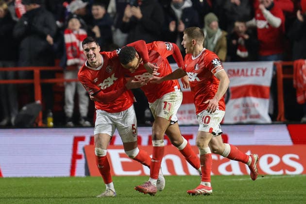 Lloyd Jones of Charlton Athletic and Greg Docherty of Charlton Athletic celebrate with Miles Leaburn of Charlton Athletic after scoring during the FA Cup match between Charlton Athletic and Chelsea at The Valley in London, England (Photo by Alexander Canillas Sports Press Photo) Copyright: xAlexanderxCanillas SPPx Sportspressphoto_SPR80518