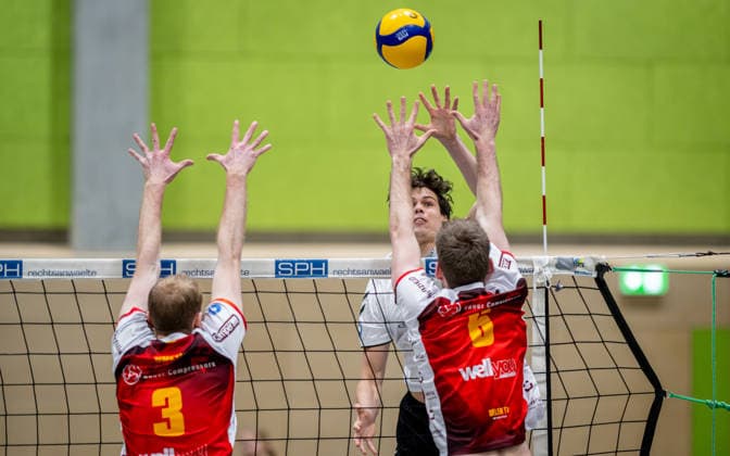 Volleyball, Season 2025 2026, 2 Bundesliga Nord, 10 01 2026, Matchday 14, Men, TuB Bocholt white vs Kieler TV red v l Rasmus Grewe Kieler TV , Joke Johannig TuB Bocholt , Erik Niederluecke Kieler TV , Bocholt Sporthalle West Nordrhein Westfalen Germany 260110_vb_tub-bocholt_kieler-tv_48123