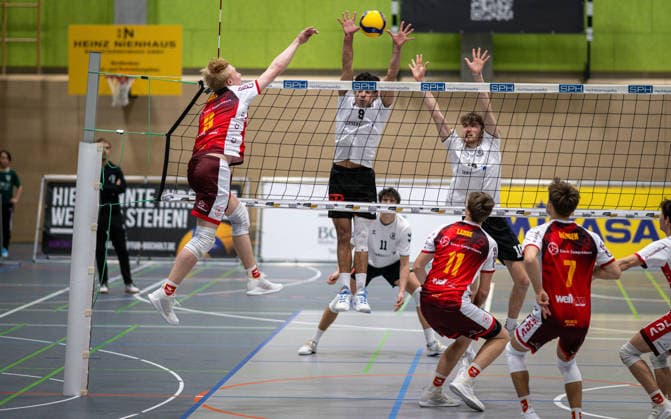 Volleyball, Season 2025 2026, 2 Bundesliga Nord, 10 01 2026, Matchday 14, Men, TuB Bocholt white vs Kieler TV red v l Matthis Brux Kieler TV , Lukas Salimi TuB Bocholt , Josse Lange Kieler TV , Tom Doerpinghaus TuB Bocholt , Bo Hansen Kieler TV , Bocholt Sporthalle West Nordrhein Westfalen Germany 260110_vb_tub-bocholt_kieler-tv_48129