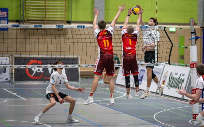 Volleyball, Season 2025 2026, 2 Bundesliga Nord, 10 01 2026, Matchday 14, Men, TuB Bocholt white vs Kieler TV red v l Tom Doerpinghaus TuB Bocholt , Josse Lange Kieler TV , Mattis Lehmann Kieler TV , Ben Stoverink TuB Bocholt , Bocholt Sporthalle West Nordrhein Westfalen Germany 260110_vb_tub-bocholt_kieler-tv_48136