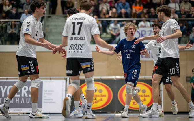 Volleyball, Season 2025 2026, 2 Bundesliga Nord, 10 01 2026, Matchday 14, Men, TuB Bocholt white vs Kieler TV red v l Joke Johannig TuB Bocholt , Lukas Salimi TuB Bocholt , Hauke Lehmbrock TuB Bocholt , Tom Luca Schluse Libero TuB Bocholt , Ben Stoverink TuB Bocholt , Tom Doerpinghaus TuB Bocholt , Bocholt Sporthalle West Nordrhein Westfalen Germany 260110_vb_tub-bocholt_kieler-tv_48162