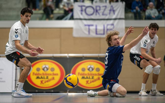 Volleyball, Season 2025 2026, 2 Bundesliga Nord, 10 01 2026, Matchday 14, Men, TuB Bocholt white vs Kieler TV red v l Lukas Salimi TuB Bocholt , Tom Luca Schluse Libero TuB Bocholt , Joke Johannig TuB Bocholt , Bocholt Sporthalle West Nordrhein Westfalen Germany 260110_vb_tub-bocholt_kieler-tv_48166
