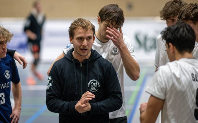 Volleyball, Season 2025 2026, 2 Bundesliga Nord, 10 01 2026, Matchday 14, Men, TuB Bocholt white vs Kieler TV red v l Tom Luca Schluse Libero TuB Bocholt , Max Ole Luebbert Coach TuB Bocholt , Bohdan Velychko TuB Bocholt , Tom Doerpinghaus TuB Bocholt , Lukas Salimi TuB Bocholt , Hauke Lehmbrock TuB Bocholt , Bocholt Sporthalle West Nordrhein Westfalen Germany 260110_vb_tub-bocholt_kieler-tv_48169